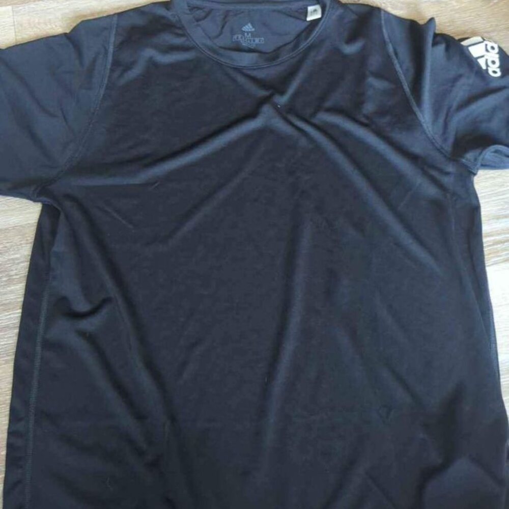 adidas mens medium tshirt nwot